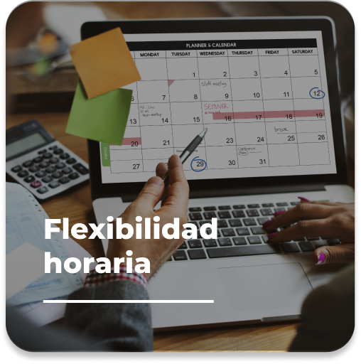Laptop con calendario mensual, manos sobre el teclado y el texto Flexibilidad horaria, ideal para maestrías a distancia