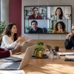 Equipo de trabajo híbrido colaborando con herramientas digitales en una oficina moderna